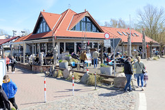 Wieck ist ein Ortsteil der Stadt Greifswald in Mecklenburg-Vorpommern; Hafenpromenade mit Cafés.
