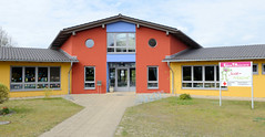 Kuhstorf ist ein Ort und gleichnamige Gemeinde im Landkreis Ludwigslust-Parchim in Mecklenburg-Vorpommern;  Kindergarten, farbiger Neubau.