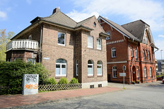 Bad Bevensen ist eine Stadt im Landkreis Uelzen im Bundesland Niedersachsen; Wohnhäuser, ehem. Postamt an der Bahnhofsstraße.