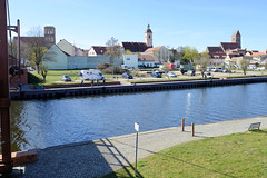 Die Hansestadt  Anklam  ist eine Stadt im Landkreis Vorpommern-Greifswald in Mecklenburg-Vorpommern; Wohnmobilstellplätze am Peeneufer - Kirchtürme der Stadt.