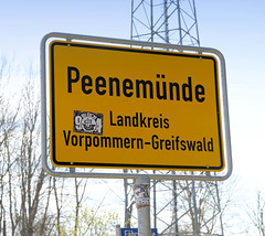 Peenemünde ist ein Ort und gleichnamige Gemeinde auf  der Insel Usedom im Landkreis Vorpommern-Greifswald in  Mecklenburg-Vorpommern; ; Ortschild.