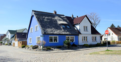 Kröslin ist ein Ort und gleichnamige Gemeinde im Landkreis Vorpommern-Greifswald in Mecklenburg-Vorpommern;  Wohnhäuser / Reetdachhaus.