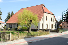 Bresegard bei Picher ist ein Ort und gleichnamige Gemeinde im Landkreis Ludwigslust-Parchim in Mecklenburg-Vorpommern; Wohnhaus, Krüppelwalmdach mit Schopf.