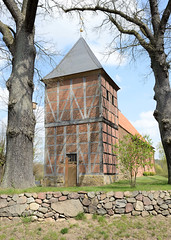 Wichmannsburg ist ein Ortsteil der Einheitsgemeinde Bienenbüttel im niedersächsischen Landkreis Uelzen; St. Georgskirche mit Fachwerkturm.
