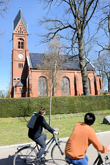 Wieck ist ein Ortsteil der Stadt Greifswald in Mecklenburg-Vorpommern;  Bugenhagenkirche, erbaut 1883 - Dach mit Solaranlage.
