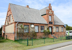 Kuhstorf ist ein Ort und gleichnamige Gemeinde im Landkreis Ludwigslust-Parchim in Mecklenburg-Vorpommern;  Ziegelgebäude mit Zwerchgiebel / Treppengiebel.