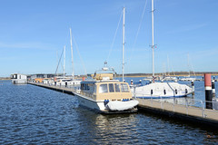 Kröslin ist ein Ort und gleichnamige Gemeinde im Landkreis Vorpommern-Greifswald in Mecklenburg-Vorpommern; Marina mit Sportbooten.