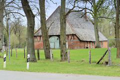 Strohkirchen ist eine Gemeinde im Landkreis Ludwigslust-Parchim in Mecklenburg-Vorpommern;  Fachwerkscheune mit Wellplatten-Dach.