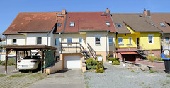 Eldena ist ein Ortsteil der Hansestadt Greifswald in Mecklenburg-Vorpommern;  Reihenhaus mit unterschiedlicher Fassadengestaltung.