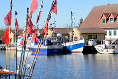 Freest ist ein Ortsteil der Gemeinde Kröslin im Landkreis Vorpommern-Greifswald in Mecklenburg-Vorpommern; rote Wimpel - Fischkutter im Hafen.