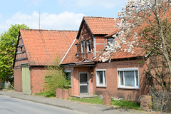 Bruchtorf ist ein Ortsteil in der Gemeinde Jelmstorf im niedersächsischen Landkreis Uelzen; Wohnhaus mit Scheune - Leerstand.