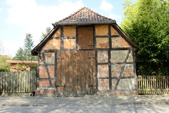 Medingen ist ein Ortsteil von Bad Bevensen in Niedersachsen; alte Fachwerkscheune mit Holztüren.