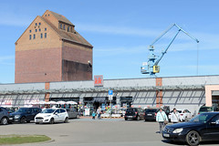 Die Hansestadt  Anklam  ist eine Stadt im Landkreis Vorpommern-Greifswald in Mecklenburg-Vorpommern;  moderne Kaufhausarchitektur - Speicher am Hafen.