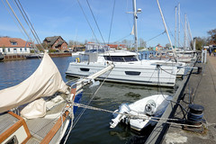 Eldena ist ein Ortsteil der Hansestadt Greifswald in Mecklenburg-Vorpommern; Bootssteg mit Segelbooten - Blick über die Ryck.