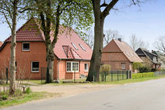 Kuhstorf ist ein Ort und gleichnamige Gemeinde im Landkreis Ludwigslust-Parchim in Mecklenburg-Vorpommern; Einzelhäuser mit Krüppelwalmdach.