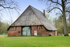 Strohkirchen ist eine Gemeinde im Landkreis Ludwigslust-Parchim in Mecklenburg-Vorpommern; Fachwerkscheune mit Wellplatten-Dach.