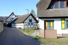 Freest ist ein Ortsteil der Gemeinde Kröslin im Landkreis Vorpommern-Greifswald in Mecklenburg-Vorpommern; Reetdachhäuser, bunte Tür.