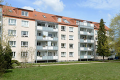 Reutershagen, benannt nach dem niederdeutschen Schriftsteller Fritz Reuter, ist ein Ortsteil von Rostock im Bundesland Mecklenburg-Vorpommern; Wohnblock mit angesetzten Balkons.