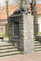 Bienenbüttel ist eine Einheitsgemeinde  im   Landkreis Uelzen, Niedersachsen im südlichen Teil der Metropolregion Hamburg; Freitreppe mit Kriegerdenkmal / Weltkrieg, Dekorlöwe.