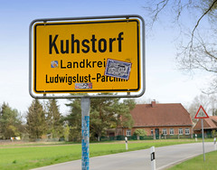 Kuhstorf ist ein Ort und gleichnamige Gemeinde im Landkreis Ludwigslust-Parchim in Mecklenburg-Vorpommern; Ortsschild - Ortsgrenze.