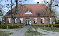 Bresegard bei Picher ist ein Ort und gleichnamige Gemeinde im Landkreis Ludwigslust-Parchim in Mecklenburg-Vorpommern; Gemeindehaus mit Fledermausgaube / Ochsenauge.