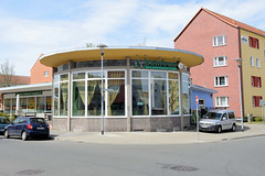 Reutershagen, benannt nach dem niederdeutschen Schriftsteller Fritz Reuter, ist ein Ortsteil von Rostock im Bundesland Mecklenburg-Vorpommern; Ladenzeile im Baustil der 1960er Jahre - Rundgebäude.