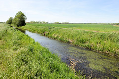 Lauf des Neuen Kanals in der Gemeinde Wöbbelin im Landkreis Ludwigslust-Parchim in Mecklenburg-Vorpommern; Wiesen und Felder.