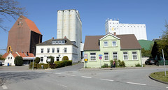 Heiligenhafen ist eine Kleinstadt im Kreis Ostholstein, Schleswig-Holstein; Silos und Wohnhäuser.