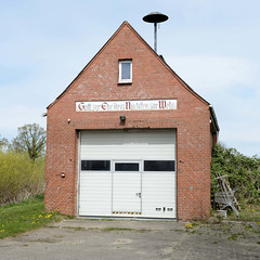 Fargau ist ein Ort in der Gemeinde Fargau-Pratjau im Kreis Plön in Schleswig-Holstein; ehem. Feuerwehrgebäude - Gott zur Ehr, dem Nächsten zur Wehr - Dachsirene.