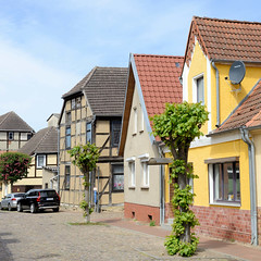 Fotos aus Neustadt-Glewe im Landkreis Ludwigslust-Parchim in Mecklenburg-Vorpommern; Wohnhäuser mit unterschiedlichen Fassaden in der  Großen Wallstraße.