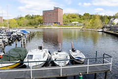 Bilder aus  Kiel - Landeshauptstadt von Schleswig-Holstein;  Marina mit Sportbooten am Ufer der Schwentine.