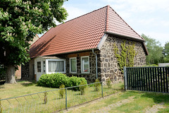 Bandenitz ist eine Gemeinde im Landkreis Ludwigslust-Parchim in Mecklenburg-Vorpommern;  Wohnhaus mit Raseneisensteinmauer und Krüppelwalmdach.