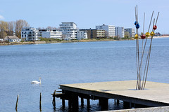 Heiligenhafen ist eine Kleinstadt im Kreis Ostholstein, Schleswig-Holstein;  Bootsanleger, Ferienhäuser am Binnensee.