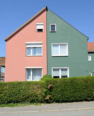 Fotos von Kiel - Landeshauptstadt von Schlesiwg-Holstein; Wohnhaus in der Helenenstraße mit unterschiedlicher Fassadengestaltung.