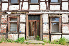 Fotos aus Neustadt-Glewe im Landkreis Ludwigslust-Parchim in Mecklenburg-Vorpommern; leerstehendes altes Fachwerkgebäude an der Neuen Wasserstraße.
