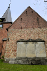 Lütjenburg  ist eine Stadt im Kreis Plön in Schleswig-Holstein; Weltkriegsdenkmal an der Sankt Michaeliskirche.