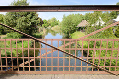 Fotos aus Neustadt-Glewe im Landkreis Ludwigslust-Parchim in Mecklenburg-Vorpommern;  Eisenbrücke / FußgängerInnenbrücke über die Alte Elde.