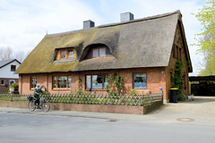 Fargau ist ein Ort in der Gemeinde Fargau-Pratjau im Kreis Plön in Schleswig-Holstein; Doppelhaus mit Reetdach - unterschiedliche Dachgauben.