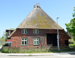 Wüstmark  ist ein Stadtteil von Schwerin, der Landeshauptstadt  von Mecklenburg-Vorpommern;Reetdachgebäude mit Schindeln an der Fassade.