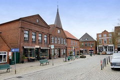 Lütjenburg  ist eine Stadt im Kreis Plön in Schleswig-Holstein;  Häuserzeile am Markt.