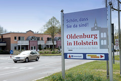 Oldenburg in Holstein  ist eine Stadt in Schleswig-Holstein im Kreis Ostholstein; Werbeschild.