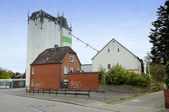 Lütjenburg  ist eine Stadt im Kreis Plön in Schleswig-Holstein; Silos.
