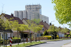 Wüstmark  ist ein Stadtteil von Schwerin, der Landeshauptstadt  von Mecklenburg-Vorpommern;  Wohnhäuser und Silos.