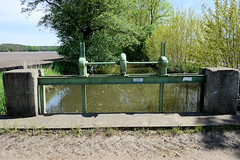 Lauf des Neuen Kanals in der Gemeinde Wöbbelin im Landkreis Ludwigslust-Parchim in Mecklenburg-Vorpommern; Stauwerk.
