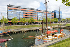 Bilder aus  Kiel - Landeshauptstadt von Schleswig-Holstein; Bürogebäude und Traditionssegler im Germaniahafen.