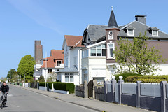 Laboe ist eine Gemeinde im Kreis Plön in Schleswig-Holstein; Wohnhäuser an der Strandstraße - im Hintergrund das sogen.  Marineehrenmal.