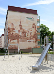 Spremberg, niedersorbisch Grodk, ist eine Stadt im Landkreis Spree-Neiße im Bundesland Brandenburg; Wohnblock mit Fassadenbild der Stadt.
