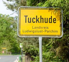 Fotos aus dem Dorf Tuckhude,  Ortsteil von Neustadt-Glewe im Landkreis Ludwigslust-Parchim im Bundesland Mecklenburg-Vorpommern; Ortschild / Dorfgrenze.