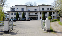 Selent ist ein Ort und gleichnamige Gemeinde im Kreis Plön in Schleswig-Holstein; Wohnhaus / Doppelhaus mit Parkplatz.