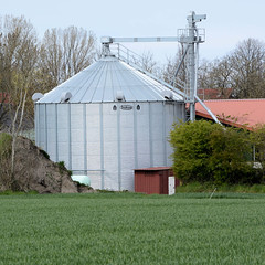Stakendorf ist eine Gemeinde im Kreis Plön in Schleswig-Holstein; Getreidesilo / Metall, Stahl.
